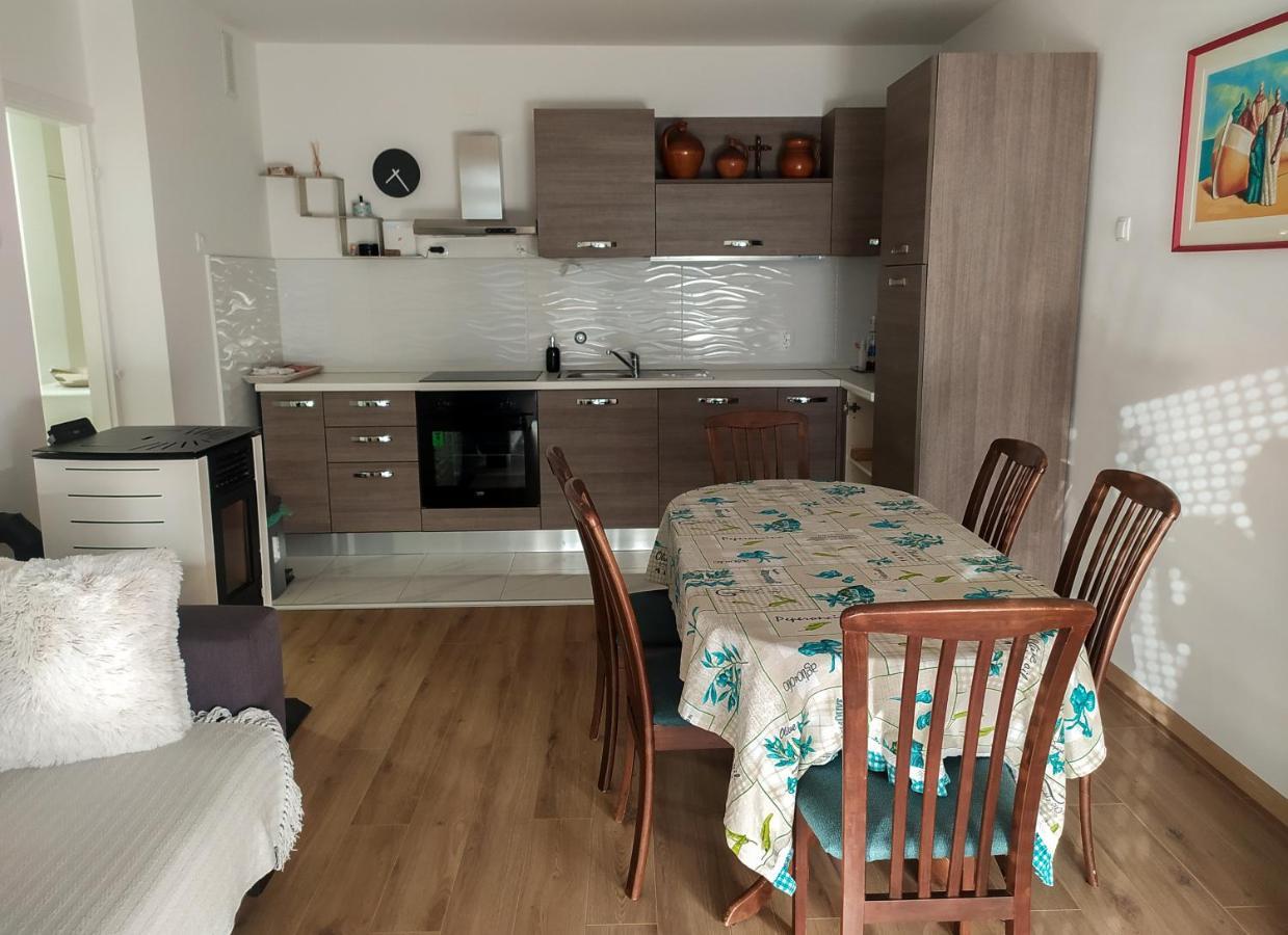 Novouredeni Stan S Balkonom I Pogledom Na More Senj  Exterior foto