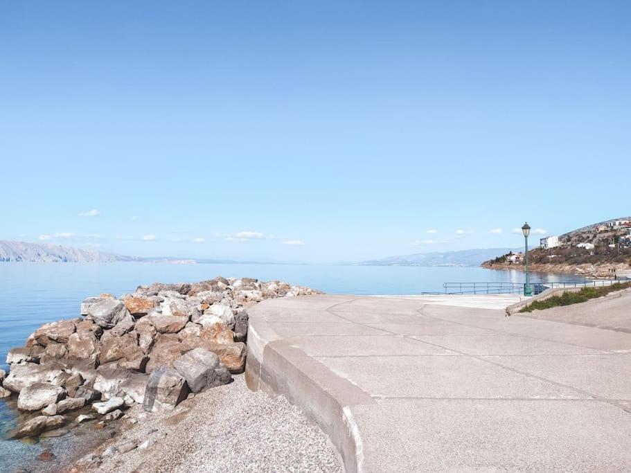 Novouredeni Stan S Balkonom I Pogledom Na More Senj  Exterior foto
